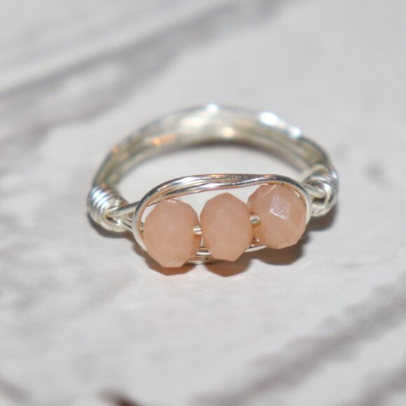 🍑 Pretty Silver & Peach Glass Beaded Wire-Wrapped Ring – Size 9 Artisan Texture - Picture 1 of 4